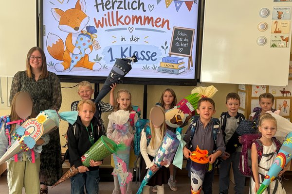 Die Erstklässlerinnen und Erstklässler der Grundschule Tannheim des Schuljahres 2026/27 mit ihrer Klassenlehrerin.